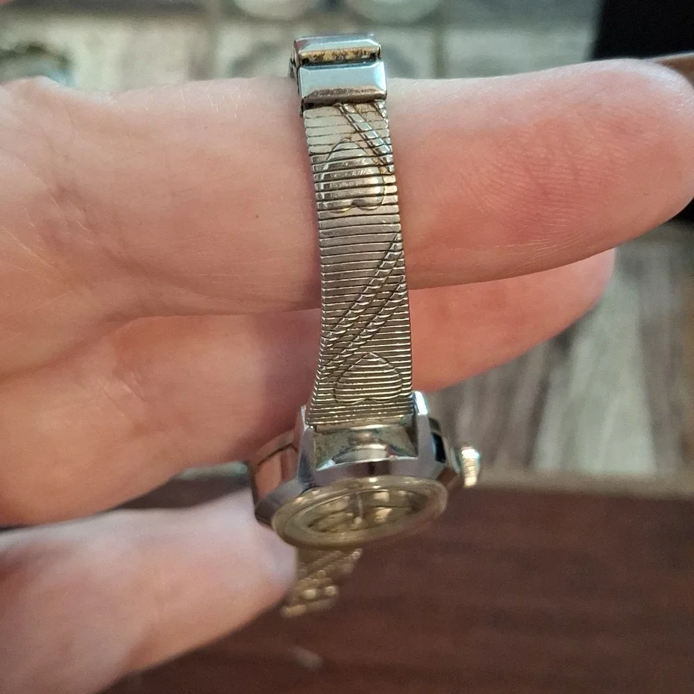 Lot Of 4 Ladies Watches. All Windup With Stretch Bands. *SEE DESCRIPTION*